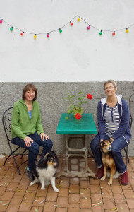 Katarina och Helena på Bagarmossens tapetserares uteplats med två hundar