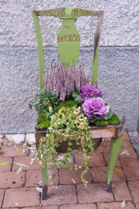 En stol fylld levande blommor, ett annorlunda hantverk eller pyssel utanför Bagarmossens tapetserare